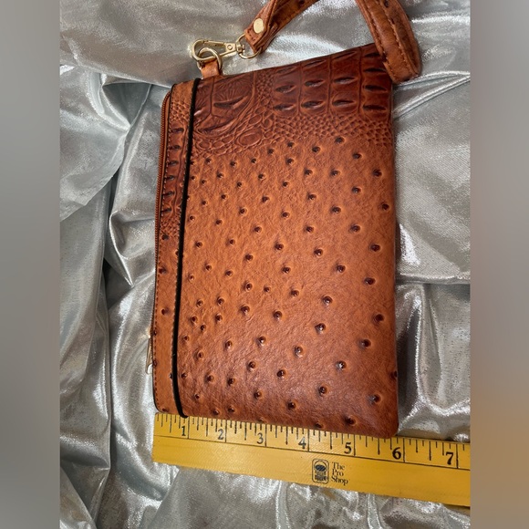 Brown Wristlet 👜 Nice Size NWOT - Picture 3 of 5